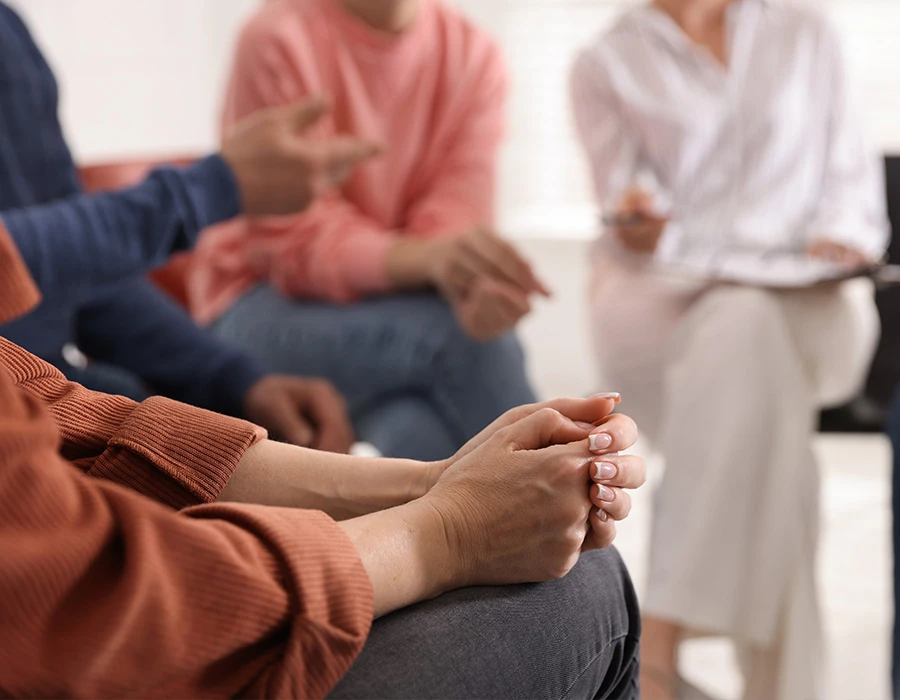 Behandeling in groepstherapie met gesprek en ondersteuning van cliënten.