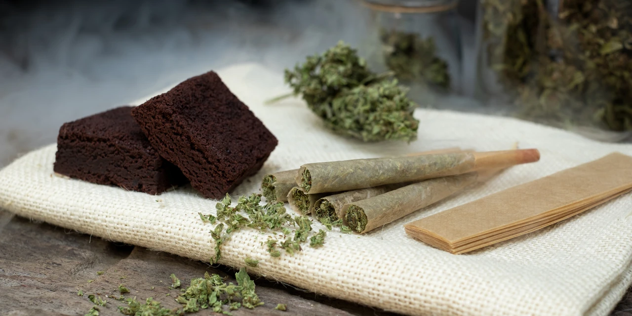 Space cake en joints met cannabis op tafel.