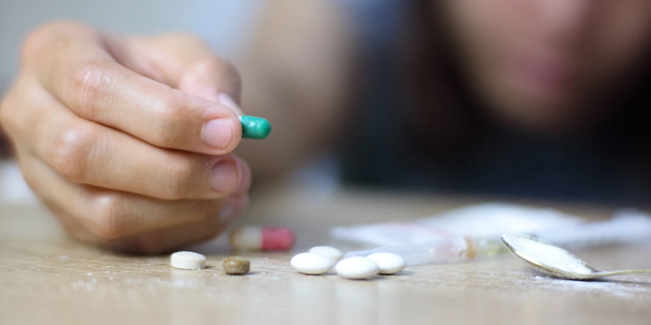jongere-met-pillen-drugs-verslaving-risico