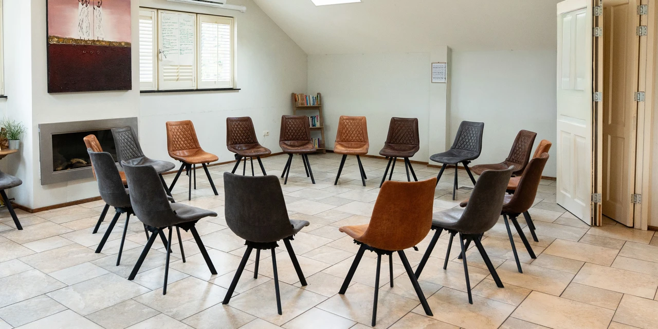 Groepsruimte van afkickkliniek Meerlo voor therapie en herstelgesprekken.