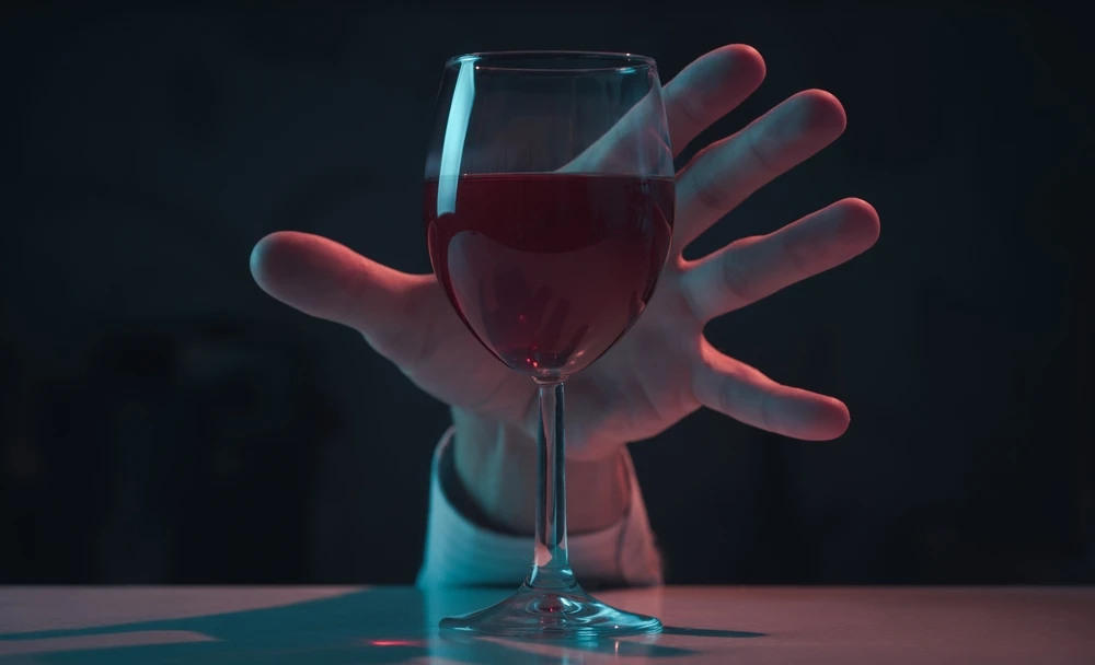 Wat is craving? Sterk verlangen naar alcohol gesymboliseerd door een wijnglas.