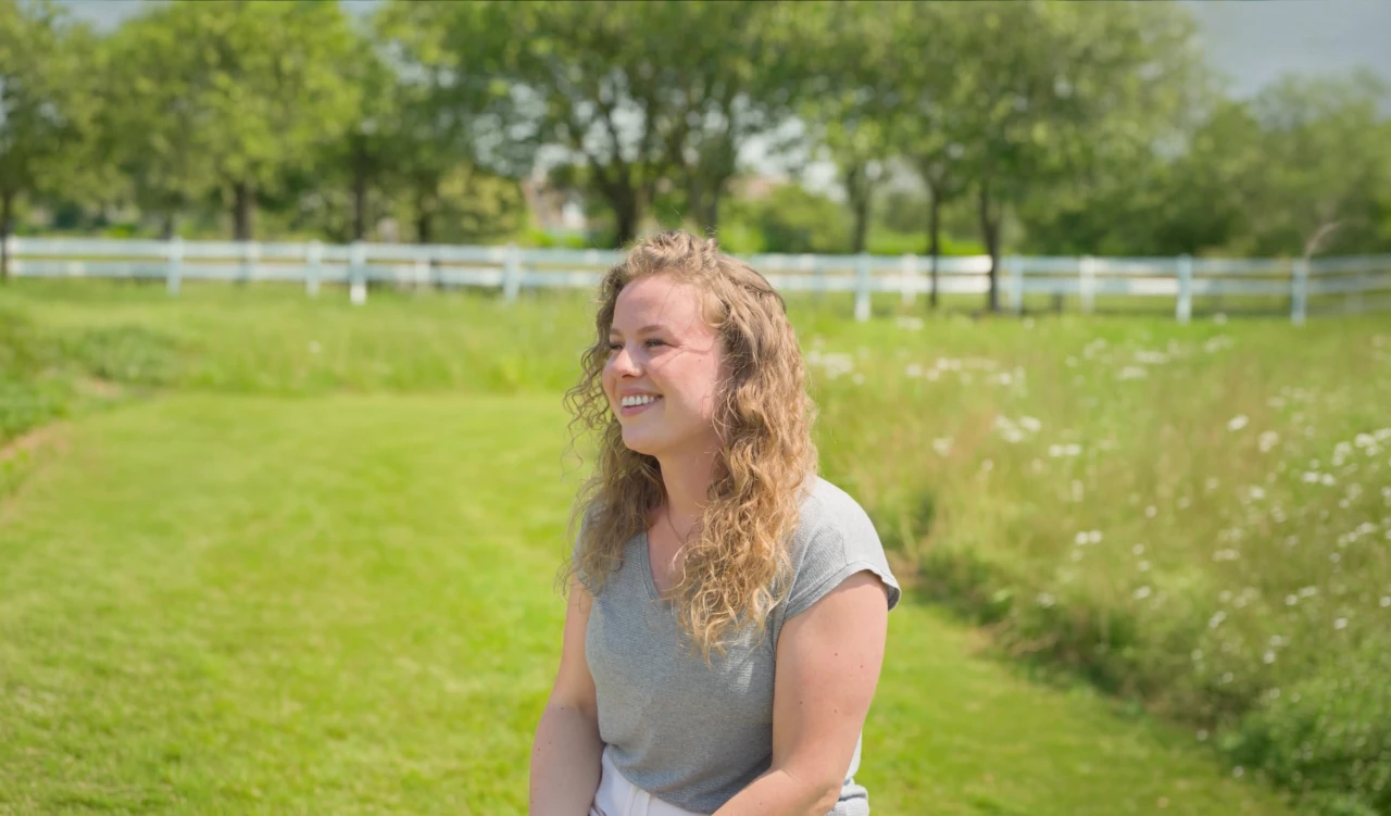 Floor vertelt haar herstelverhaal terwijl ze in tuin bij afkickkliniek Meerlo staat.