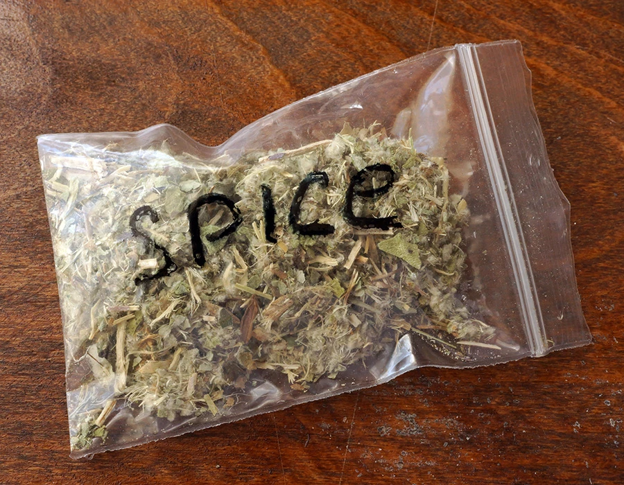 Gripzakje met verkruimelde gedroogde kruiden en het woord spice erop geschreven.