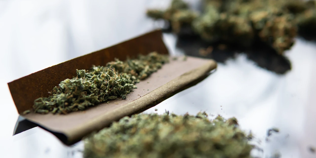 Joint met cannabis op vloeipapier toont invloed van blowen op emoties en depressie.