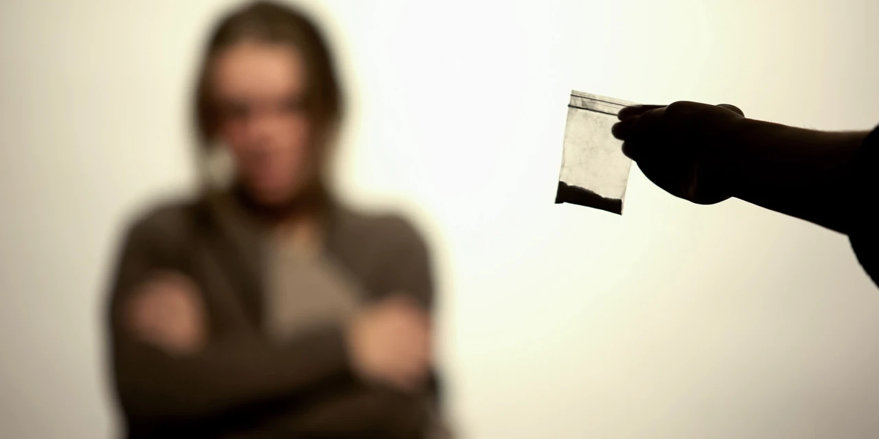 Persoon weigert zakje drugs bij scène over drugsverslaving.
