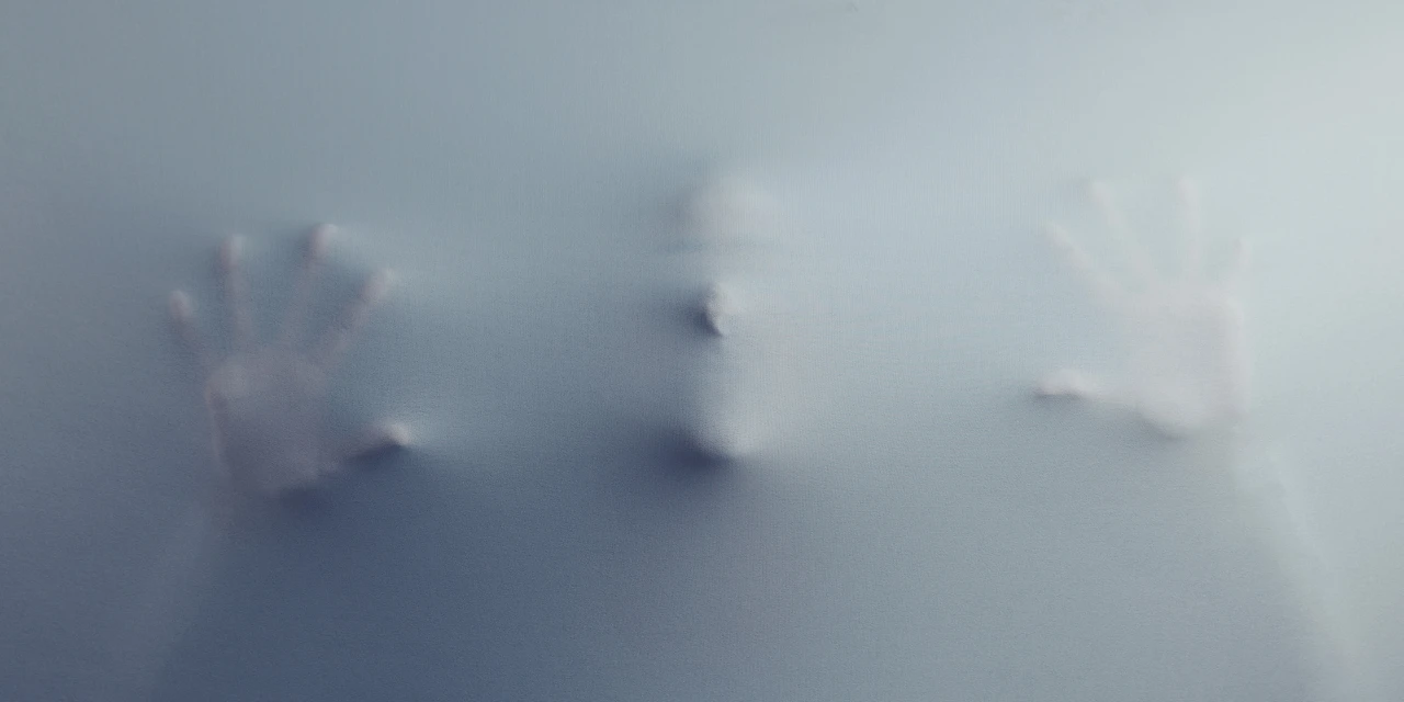 Vage handen drukken door een witte sluier alsof morfine een dromerige waas creëert.