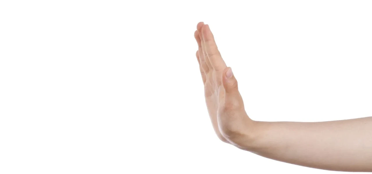 hand-stop-signaal Een enkele hand geeft het signaal om te stoppen tegen een totaal witte achtergrond.