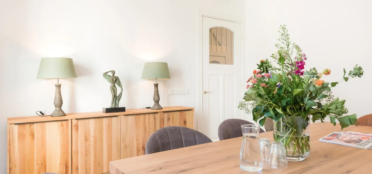 afkickkliniek-behandelkamer-drugs Behandelkamer voor drugsverslaving in een afkickkliniek met bloemen op de tafel.