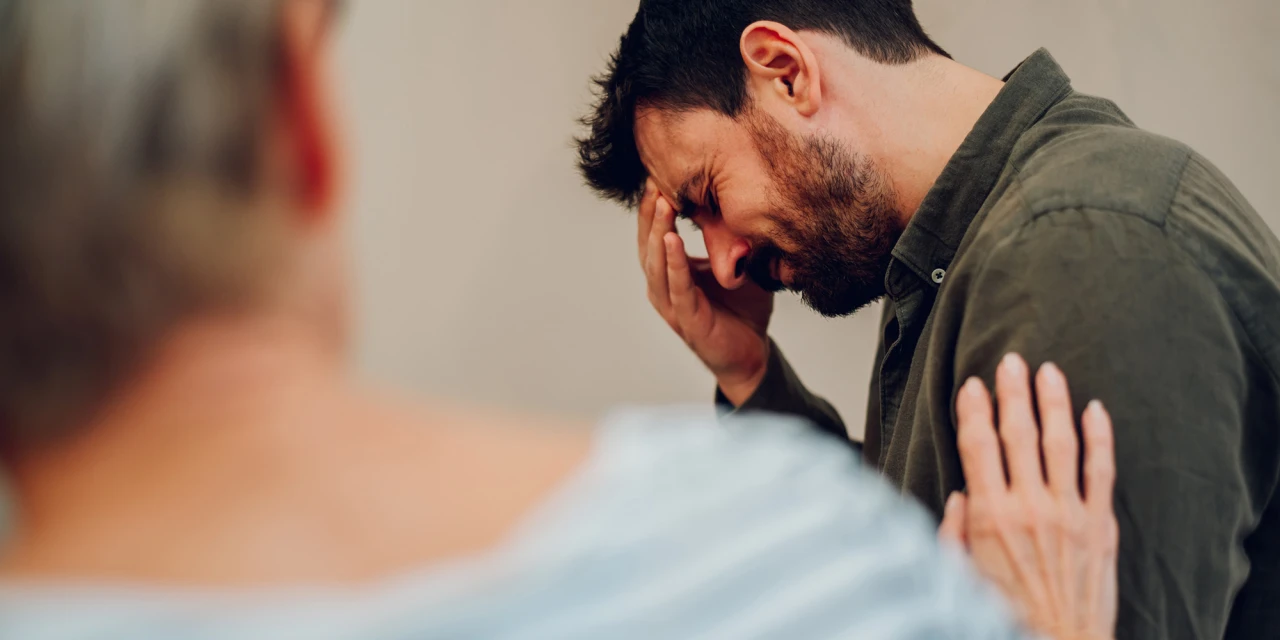 Behandeling met individuele therapie en emotionele ondersteuning.