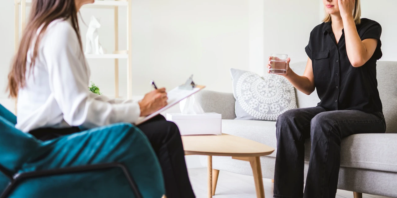 Poliklinische behandeling met gesprek en begeleiding door behandelaar.