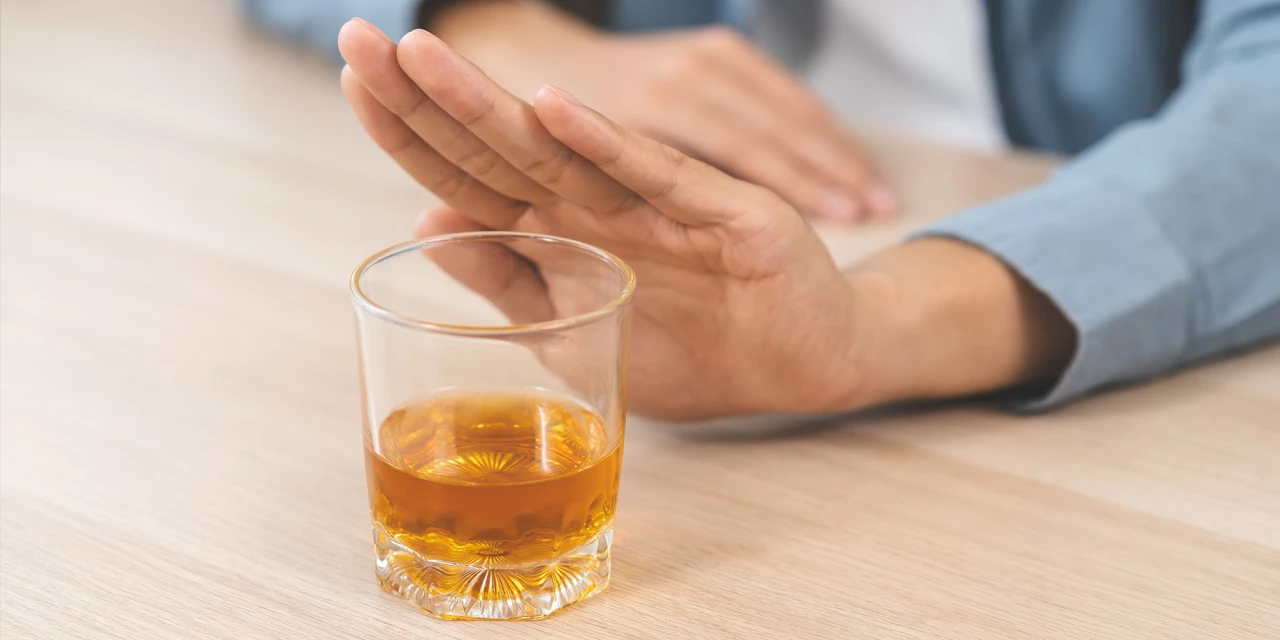 Het afwijzen van alcohol is de eerste stap voor een behandeling van alcoholverslaving.