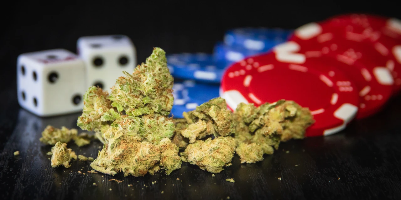 Wiettoppen met pokerfiches en dobbelstenen, gebruik van cannabis tijdens gokken.