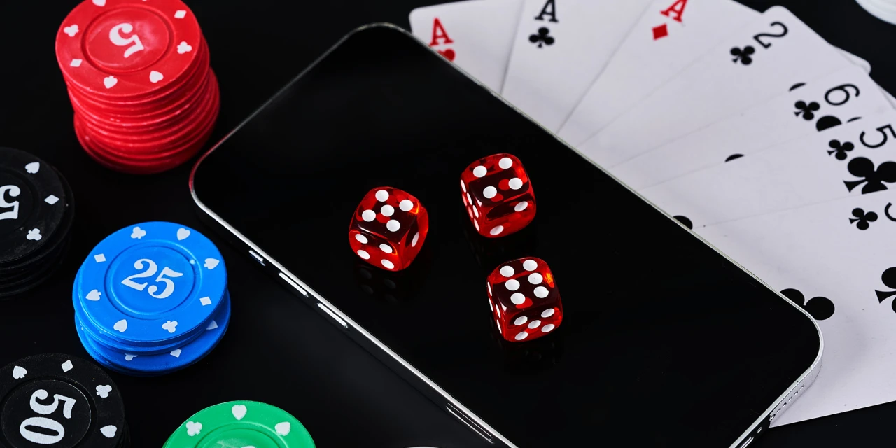 online-gokken-telefoon-dobbelstenen-fiches