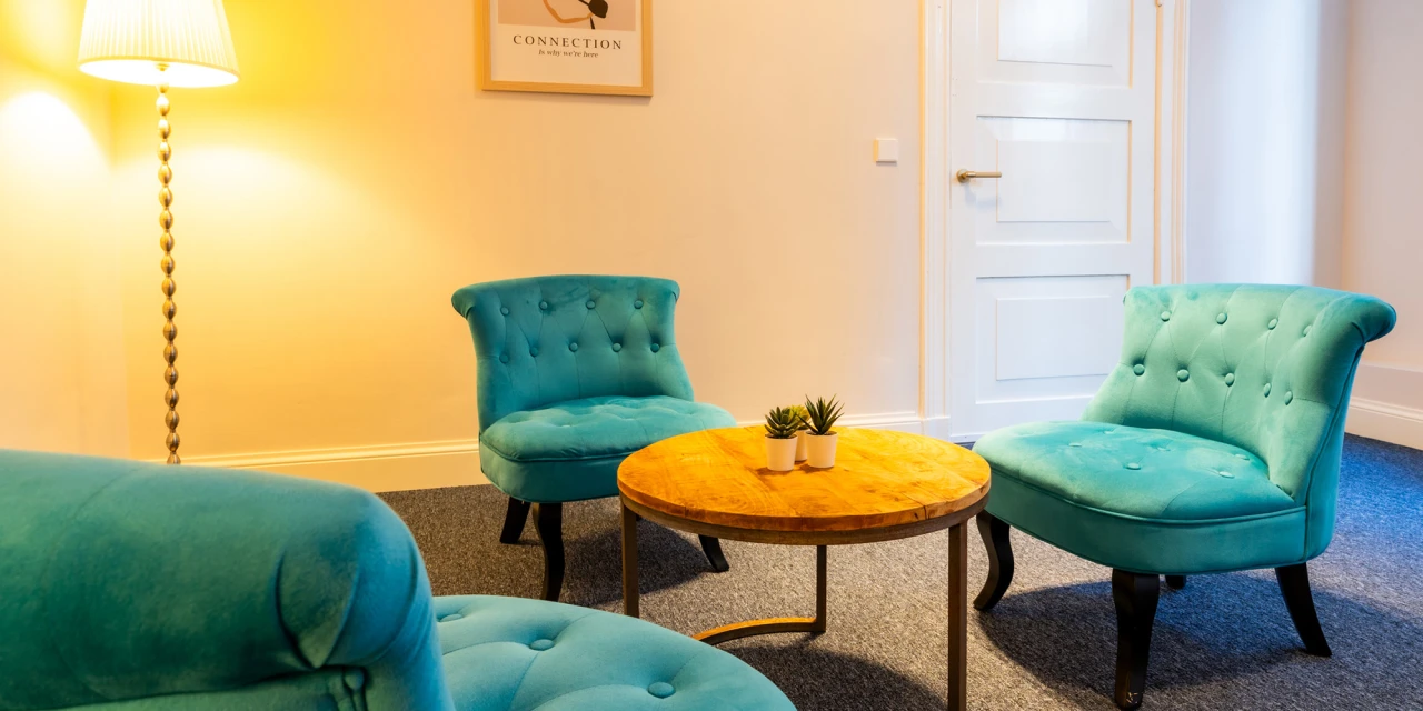 Rustige gespreksruimte met stoelen en tafel in afkickkliniek.