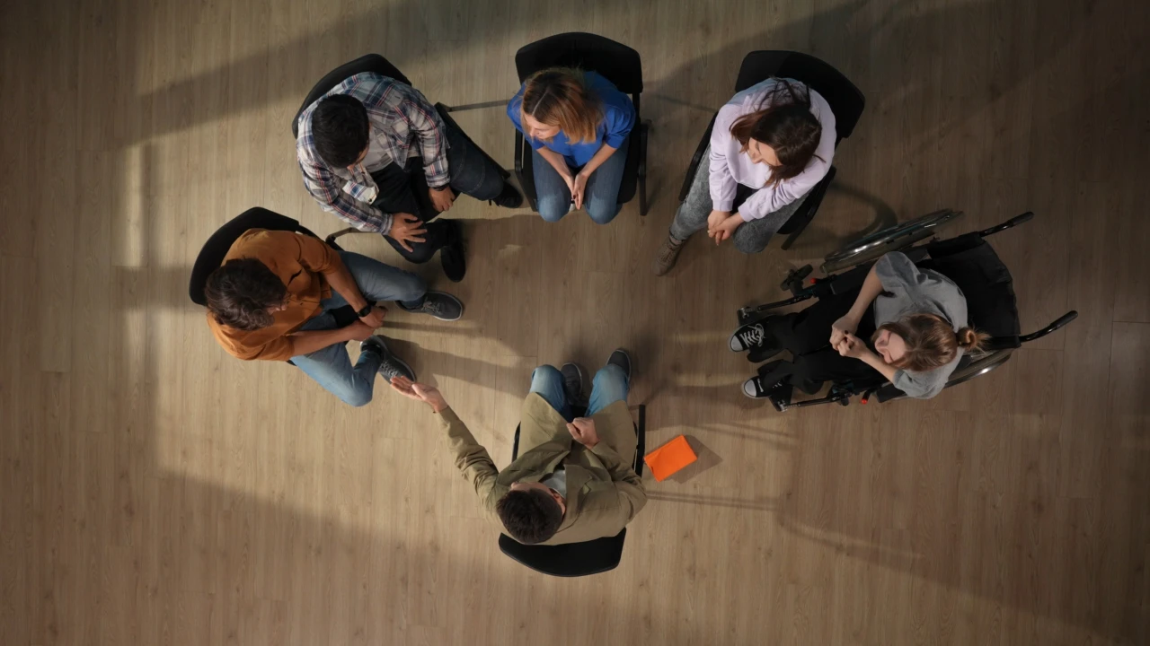 6 mensen in kringgesprek die hulp voor hun gokverslaving hebben gezocht. 