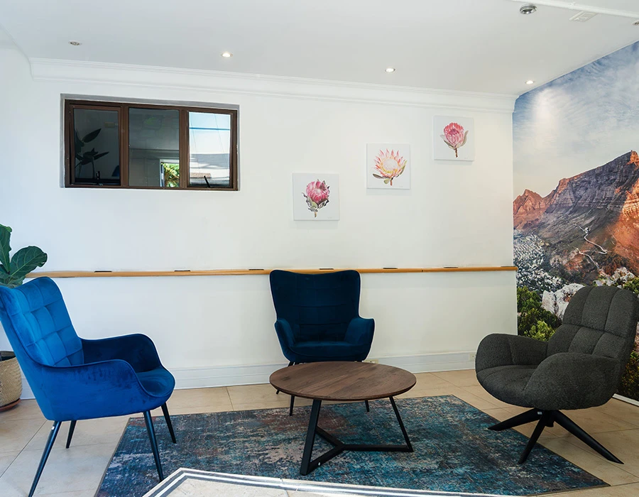 Therapieruimte afkickkliniek Zuid-Afrika met comfortabele stoelen en rustige sfeer.