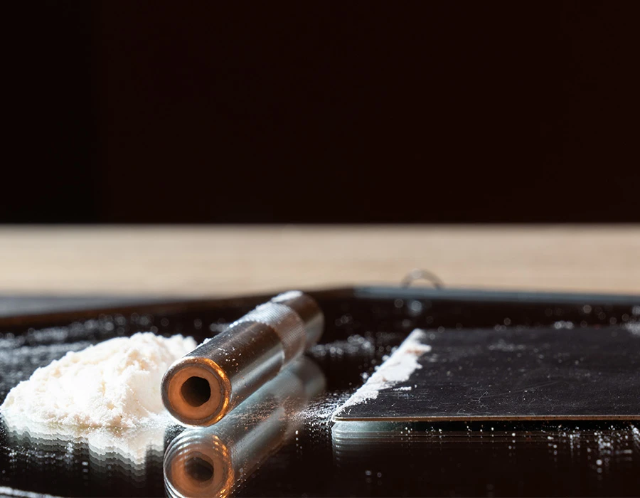 Poeder op tafel met een snuifbuisje, bij artikel ‘Ben ik verslaafd?’.