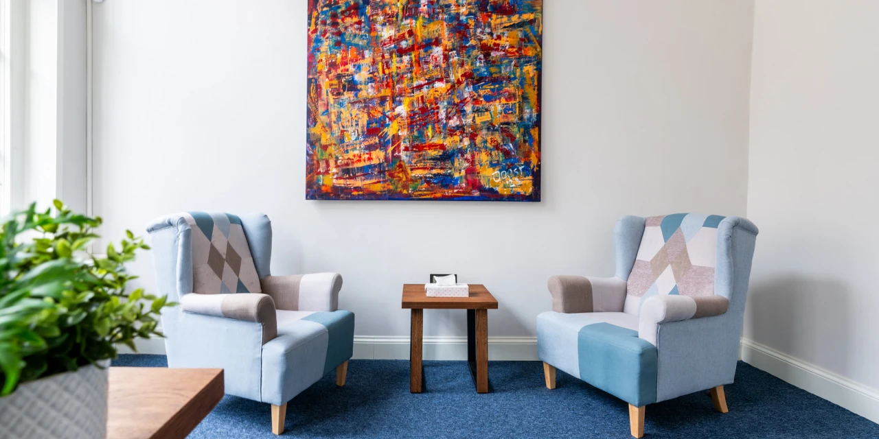 Comfortabele gespreksruimte voor gesprekken en herstel bij afkickkliniek Utrecht.