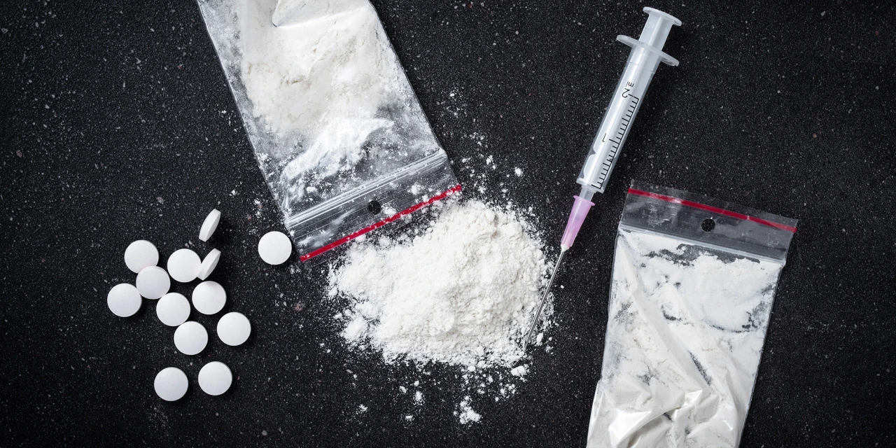 Poeder, pillen en spuit tonen risico van drugs en zwangerschap.