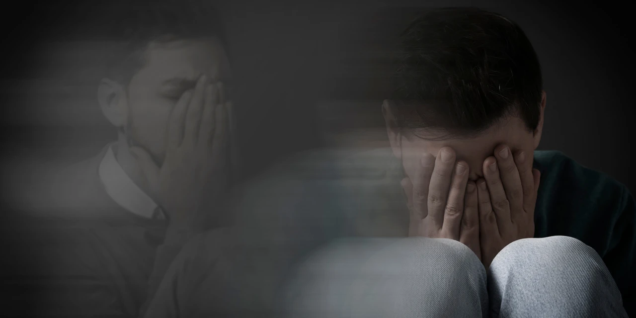 Een persoon met handen op zijn gezicht, terwijl ketaminegebruik herkennen steeds moeilijker wordt.