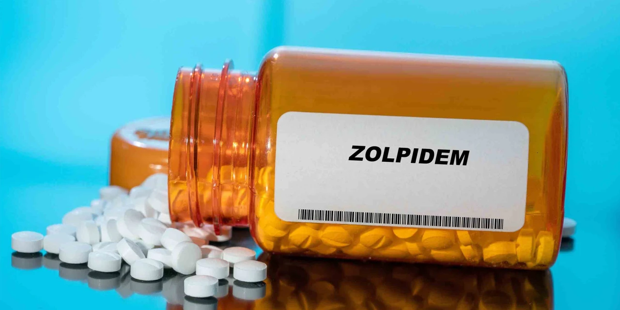 Open potje met zolpidem tabletten en verspreide pillen als beeld van zolpidemverslaving.