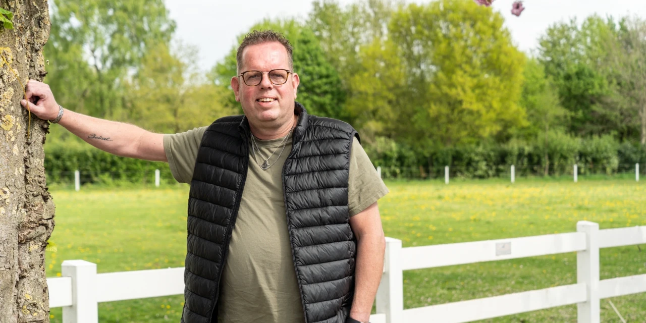Henri vertelt zijn herstelverhaal op de oprijlaan van de afkickkliniek van Connection SGGZ in Meerlo.