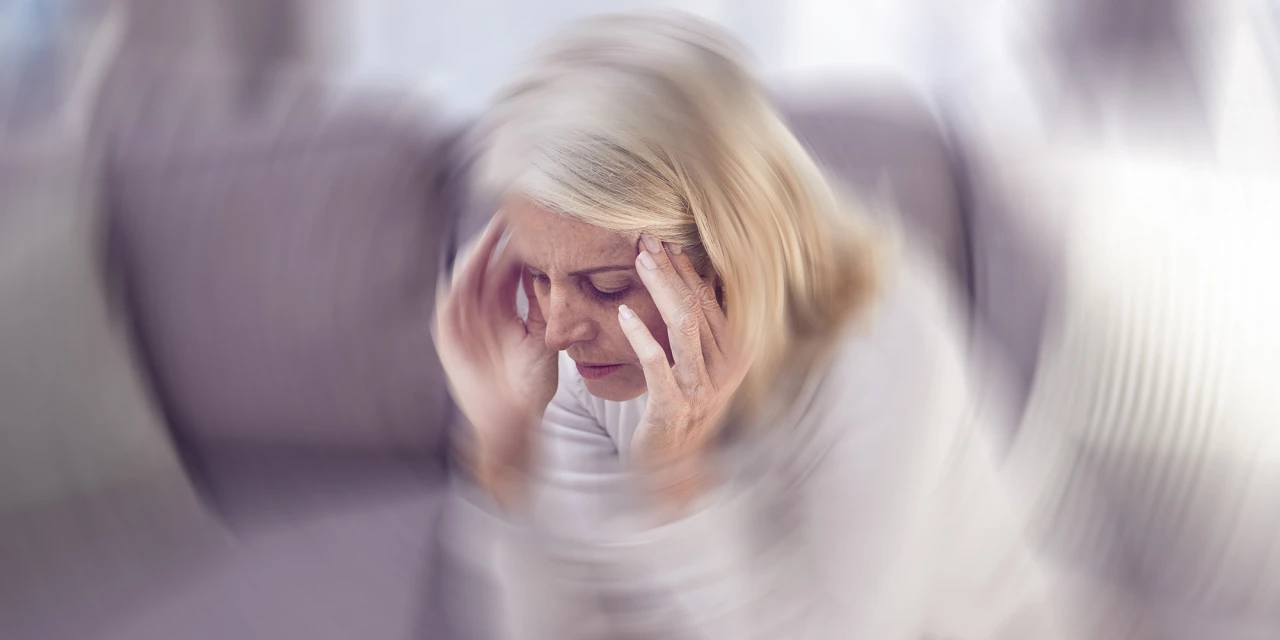 Vrouw met duizeligheid en hoofdpijn tijdens een paniekaanval.