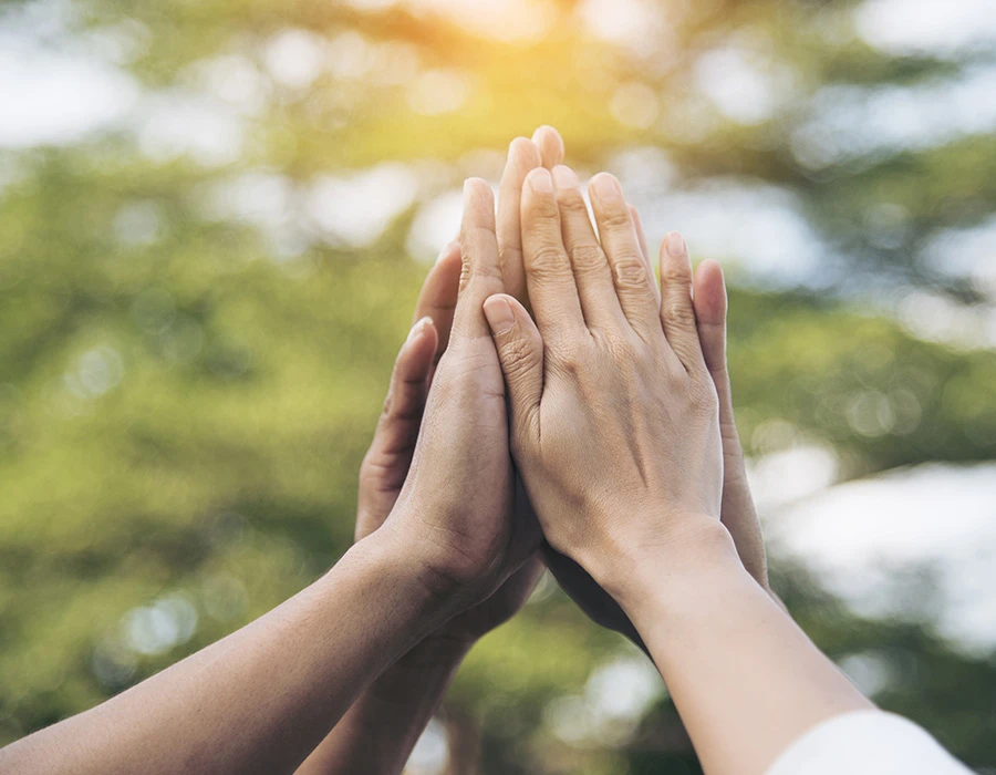 Cliënten geven elkaar een high five en zijn blij dat de kosten vergoed worden.