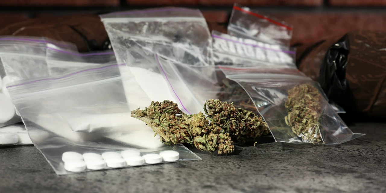 cannabis-en-speed-poeder-wiet-zakjes
