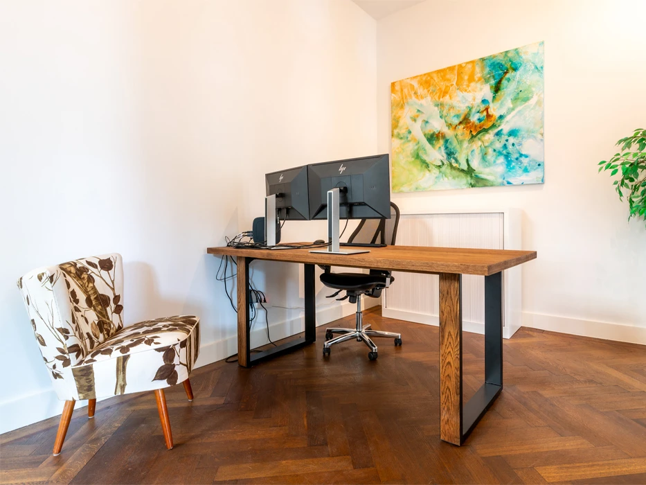 afkickkliniek-fazantlaan-behandelruimte-bureau Behandelruimte van poliklinische verslavingszorg Eindhoven, met een bureau met beeldscherm.