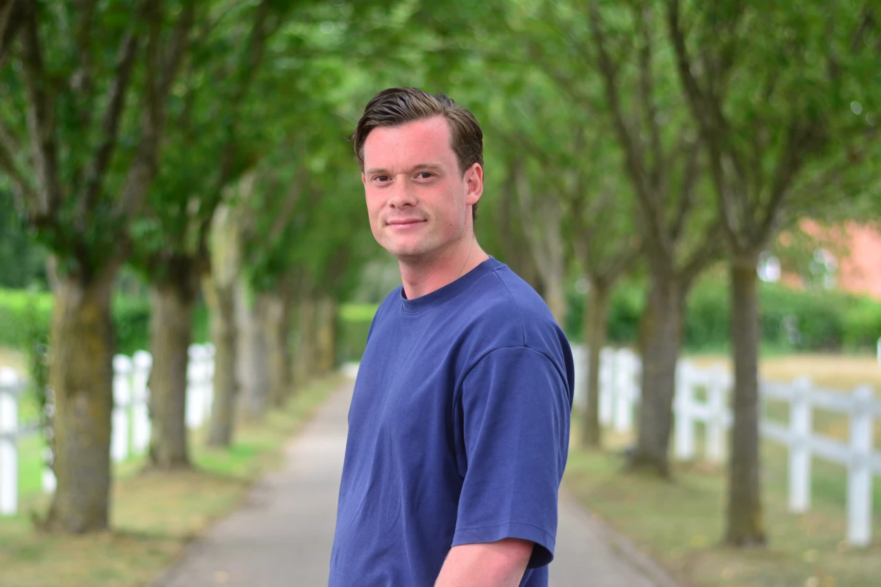 Dax vertelt zijn herstelverhaal op de oprijlaan van de afkickkliniek van Connection SGGZ in Meerlo.