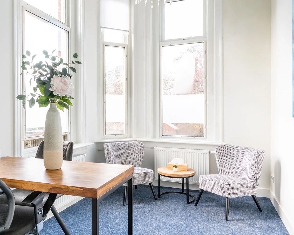 Afkickkliniek Eindhoven dagbehandeling met lichte en rustige gespreksruimte.