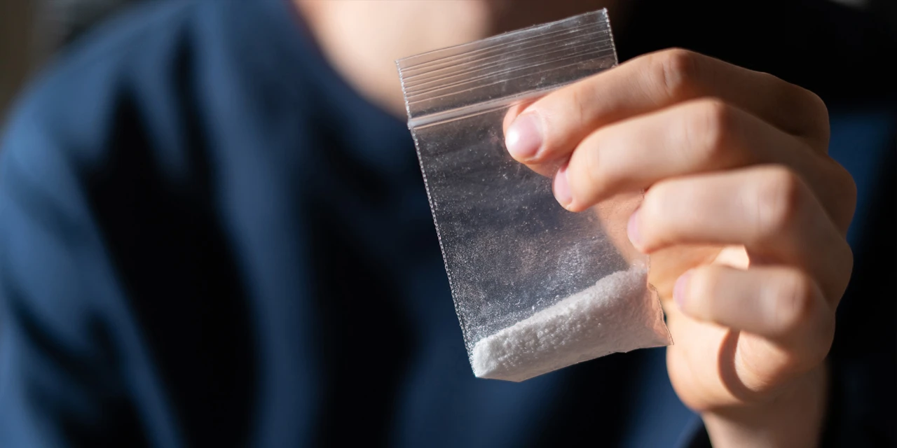 Hand houdt zakje vast en laat zien dat herstellen na cokegebruik mogelijk is.