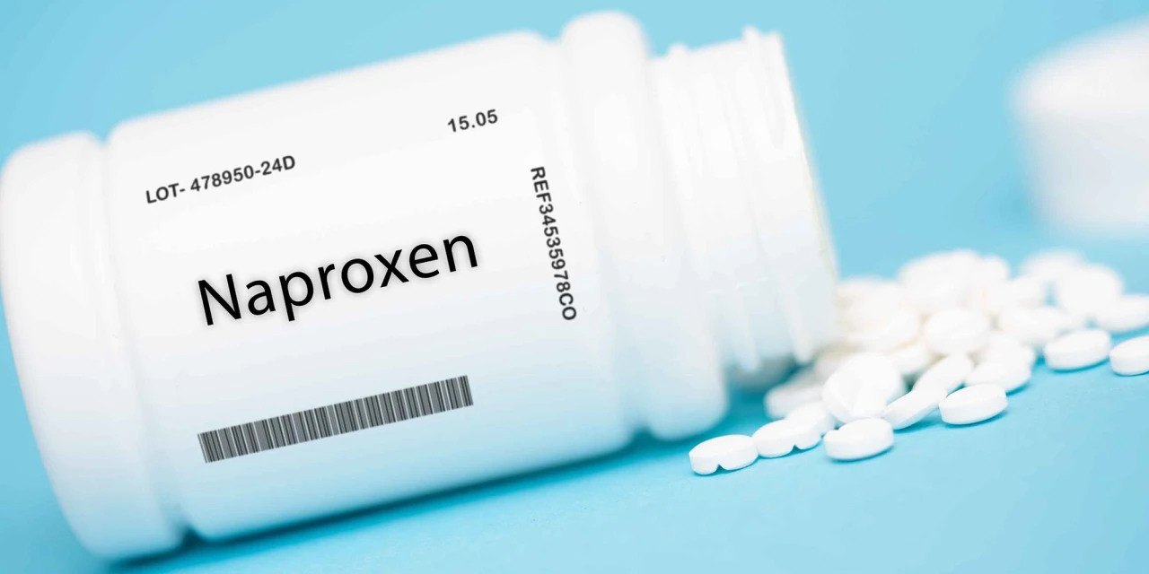 Witte pot met naproxen en losse tabletten.