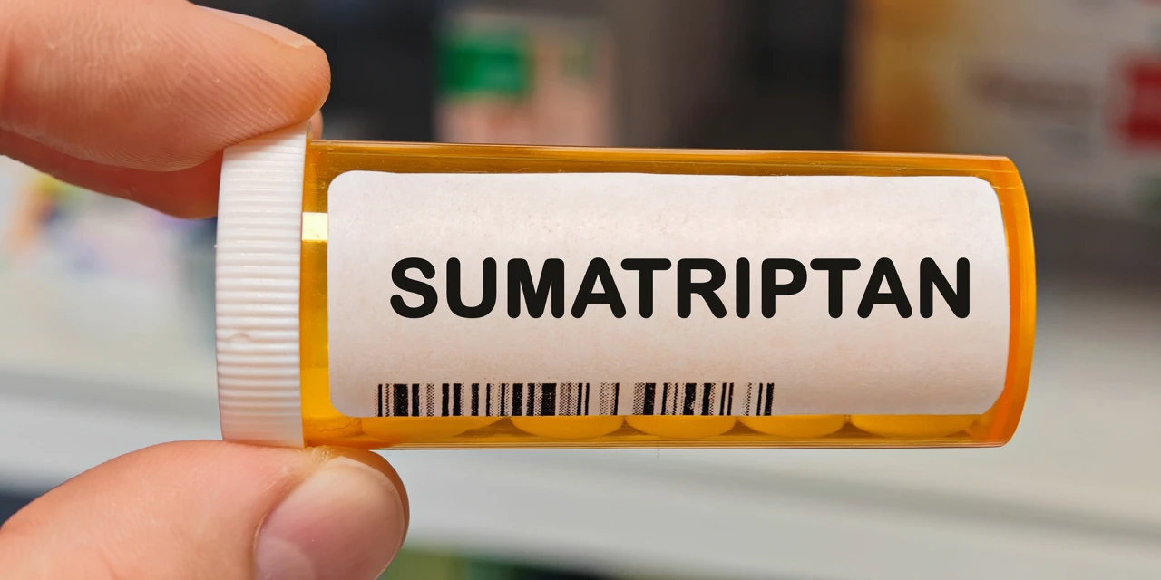 Iemand houdt een flesje met sumatriptan vast tegen migraine.