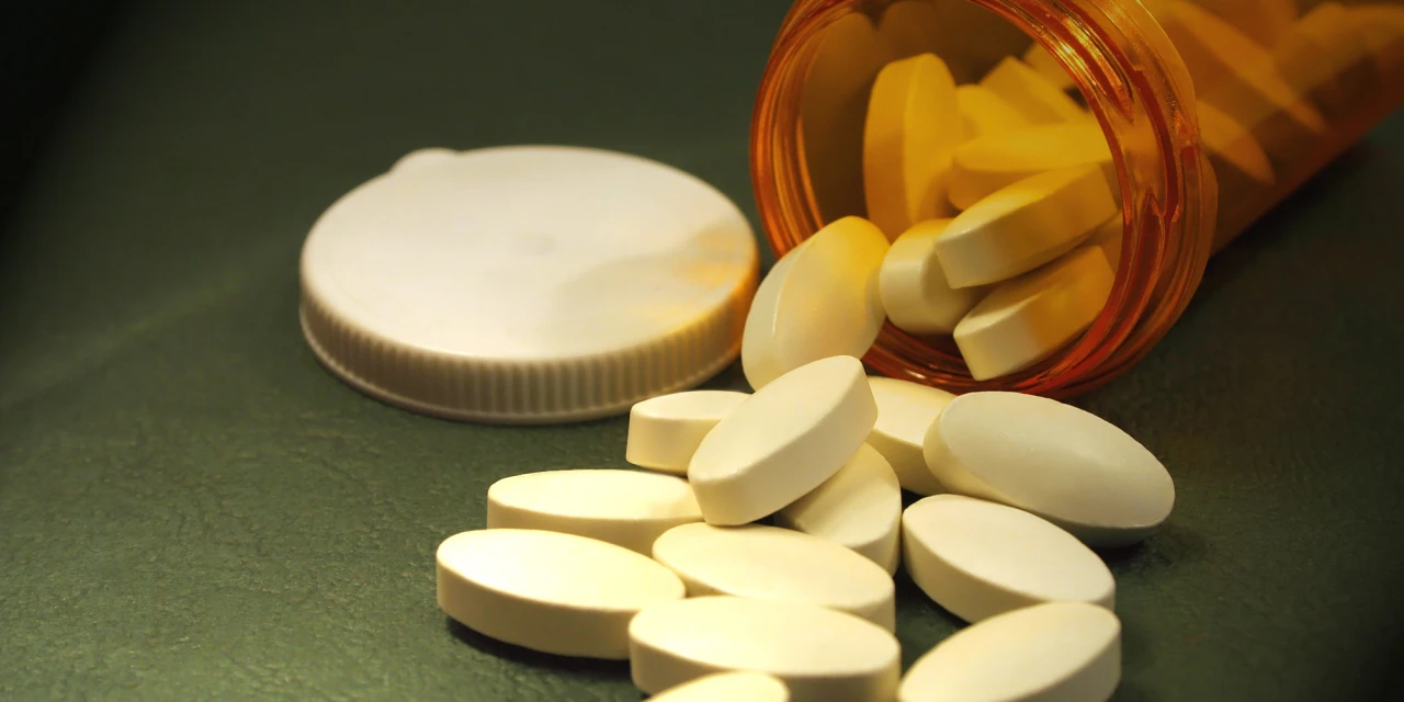 Gevallen zopiclon pillen uit een flesje voor slaapmedicatie.
