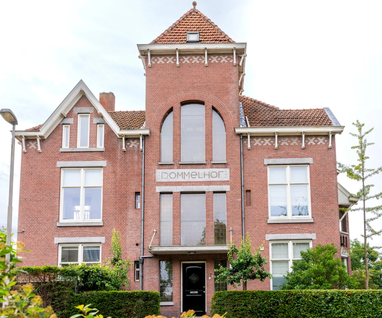 Het gebouw van Dommelhof in Eindhoven, een plek voor ambulante behandeling.