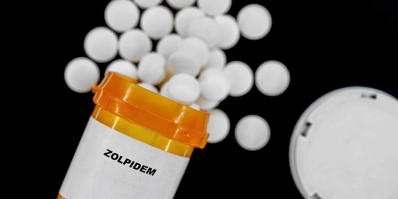 Potje met zolpidem waar pillen uitvallen als symbool voor zolpidemverslaving.