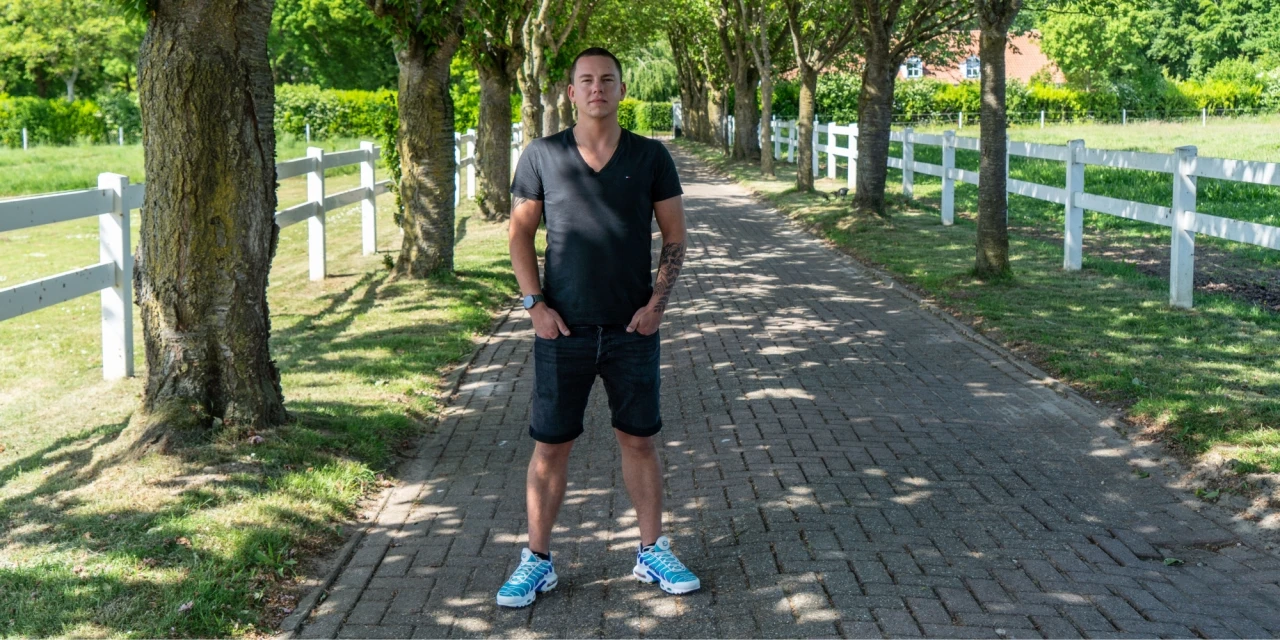 Stijn vertelt zijn herstelverhaal op de oprijlaan van de afkickkliniek van Connection SGGZ in Meerlo.