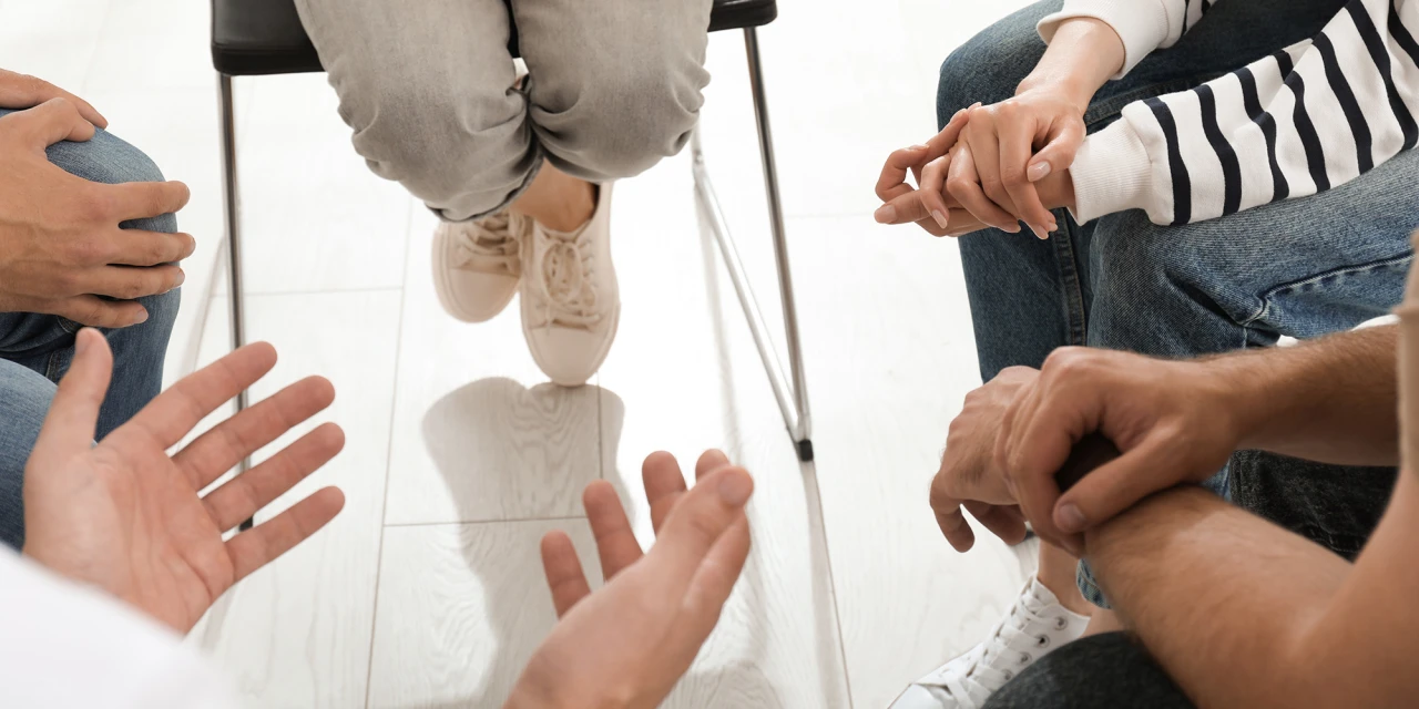 Groepstherapie bij dubbeldiagnostiek, mensen delen ervaringen en zoeken steun.
