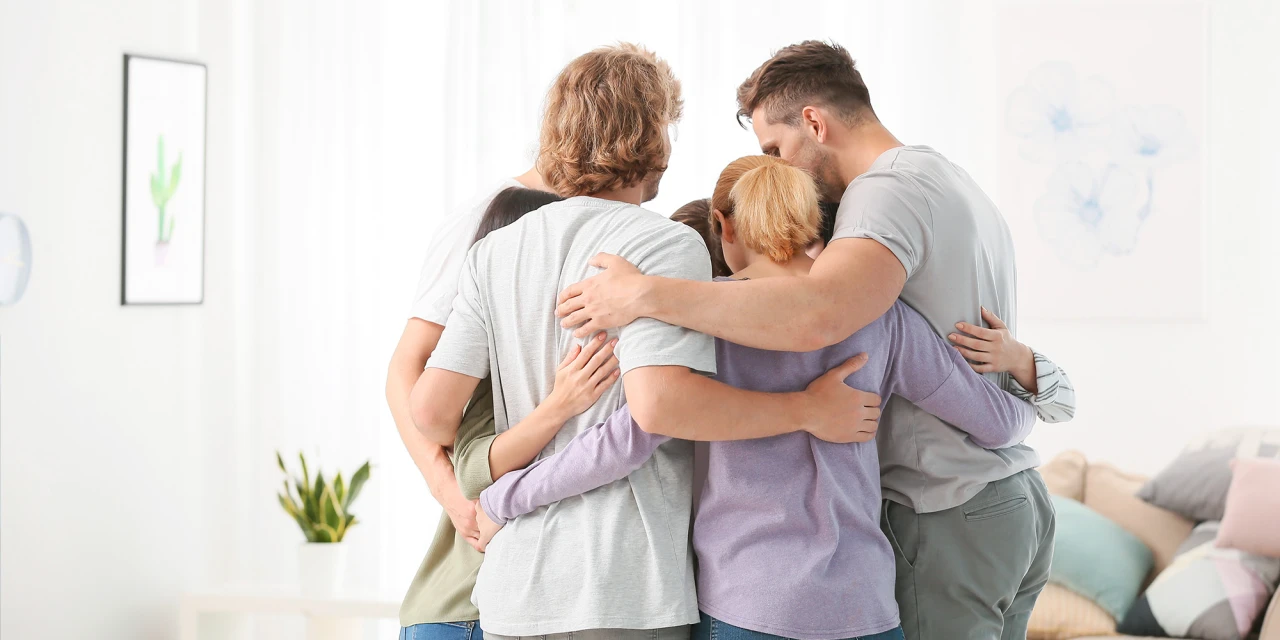 Familiebijeenkomst met groep naasten die elkaar ondersteunen.
