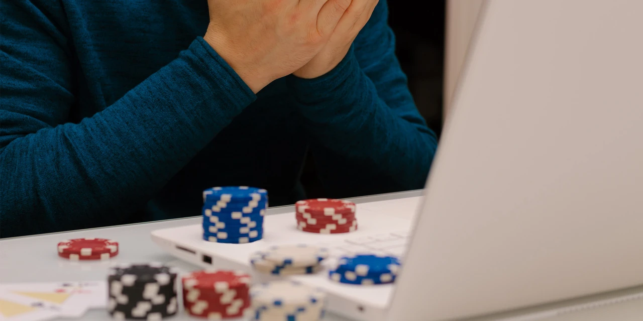 Behandeling gokverslaving bij iemand die online gokt en stress ervaart.
