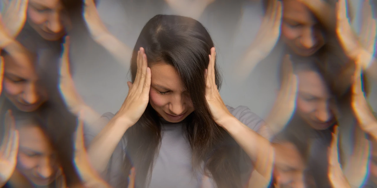 Vrouw met hoofdpijn en overprikkeling, passend bij hanxiety door alcohol.
