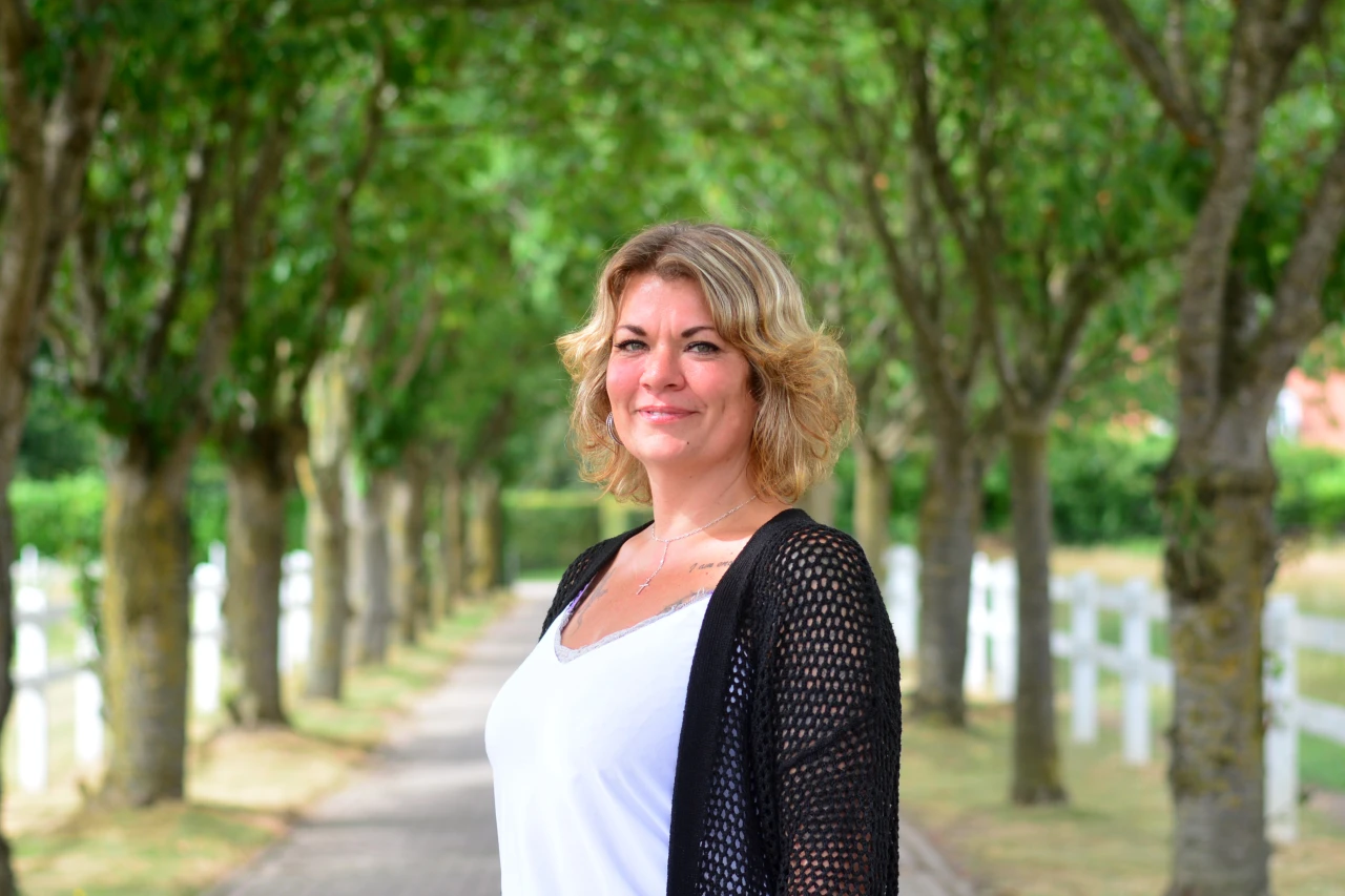 Melanie vertelt haar herstelverhaal op de oprijlaan van de afkickkliniek van Connection SGGZ in Meerlo.