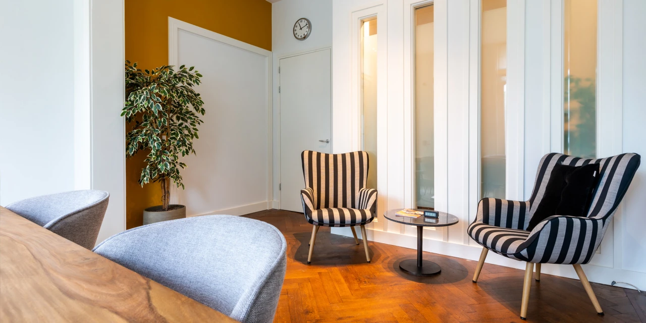 Comfortabele ruimte voor herstelgesprekken bij afkickkliniek Eindhoven.