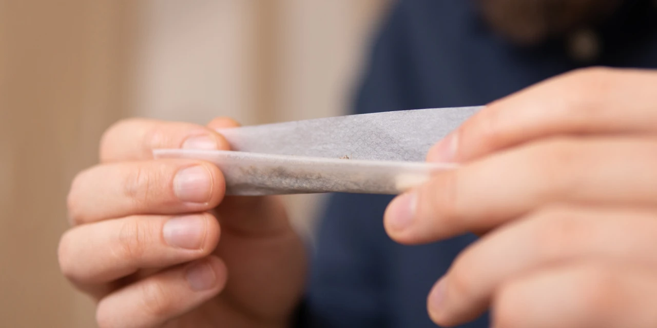 Handen rollen een joint en laten zien hoe blowen het karakter veranderd.