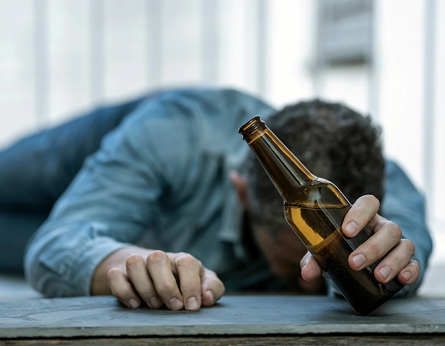 Persoon met bierfles heeft hulp nodig in afkickkliniek alcohol.