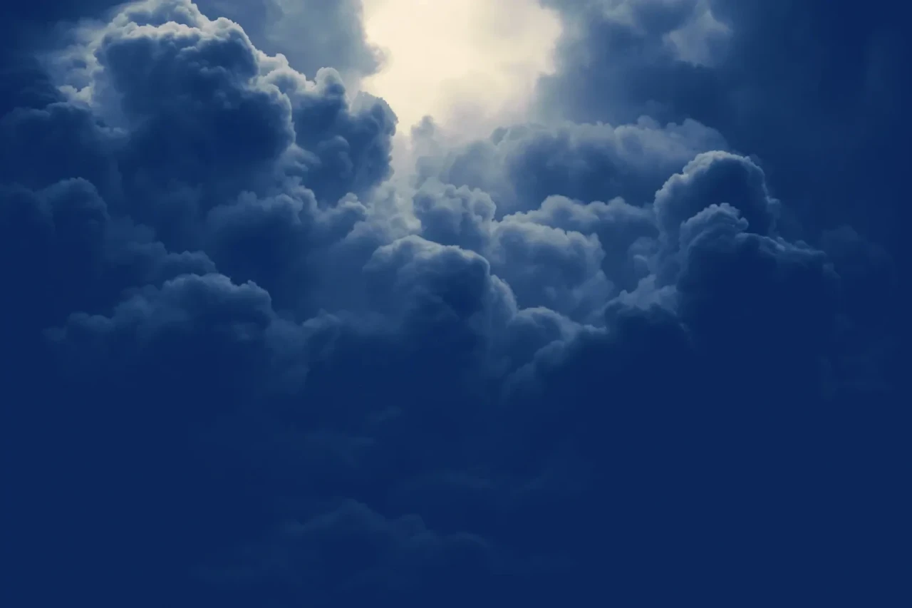 donkere-wolken Donkere wolken waar een klein beetje zon door heen schijnt.