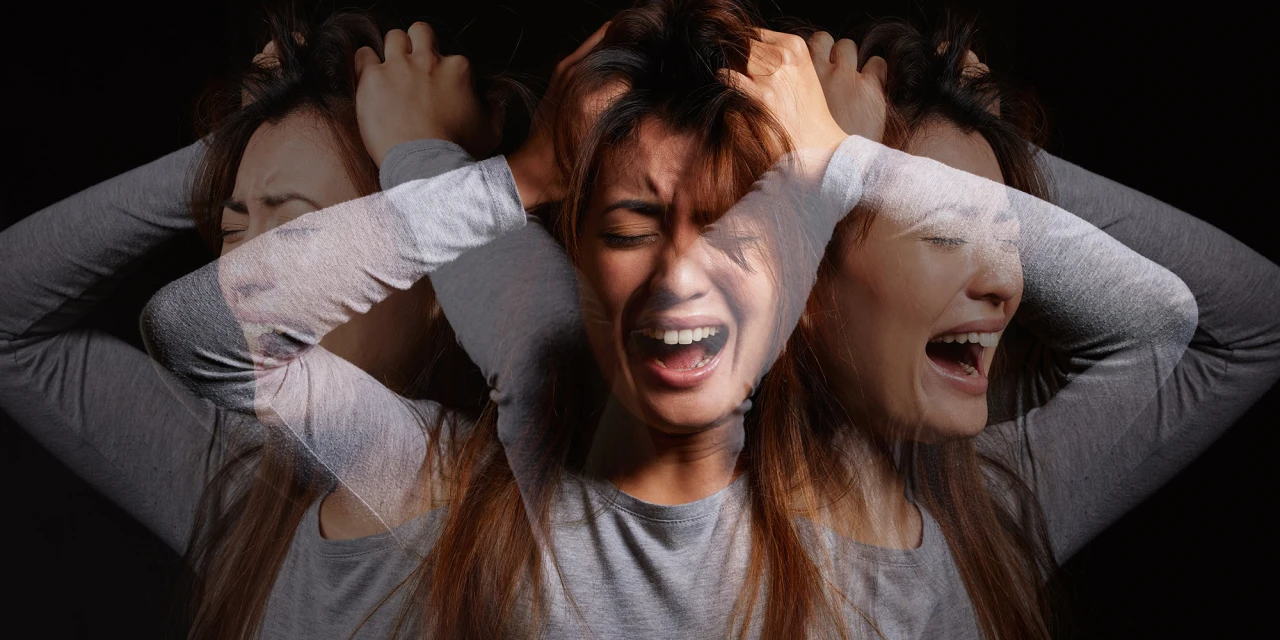 Vrouw in paniek met meerdere gezichten, verbeelding van psychose.