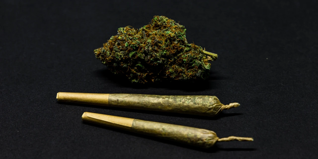Wiet en joints met THC op donkere achtergrond.